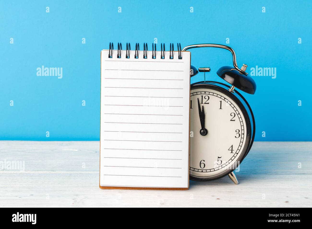 Wecker und Notizblock. Zurück zur Schule Konzept Stockfoto