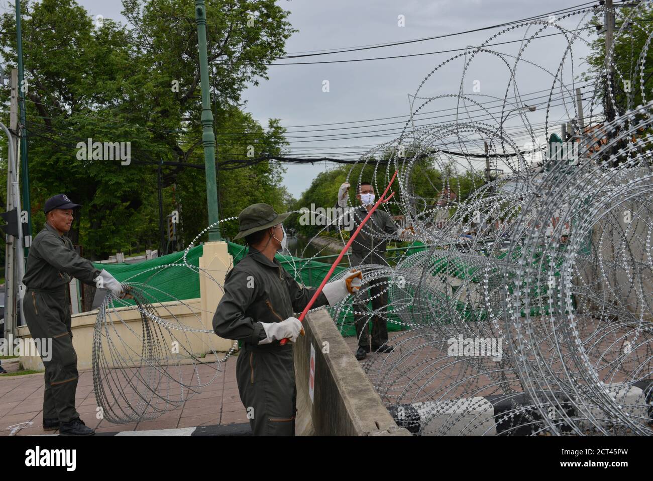 Bangkok, Thailand. September 2020. Die thailändische Polizei entfernte nach der United Front of Thammasat und dem Demonstrationsprotest die mit Stacheltape umschürfende Barriere um das thailändische Regierungshaus. (Foto von Teera Noisakran/Pacific Press) Quelle: Pacific Press Media Production Corp./Alamy Live News Stockfoto