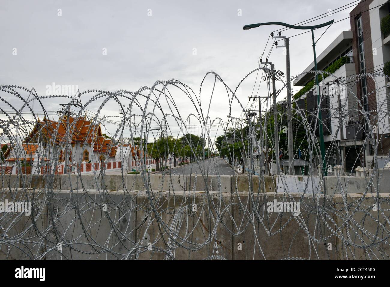 Bangkok, Thailand. September 2020. Die thailändische Polizei entfernte nach der United Front of Thammasat und dem Demonstrationsprotest die mit Stacheltape umschürfende Barriere um das thailändische Regierungshaus. (Foto von Teera Noisakran/Pacific Press) Quelle: Pacific Press Media Production Corp./Alamy Live News Stockfoto