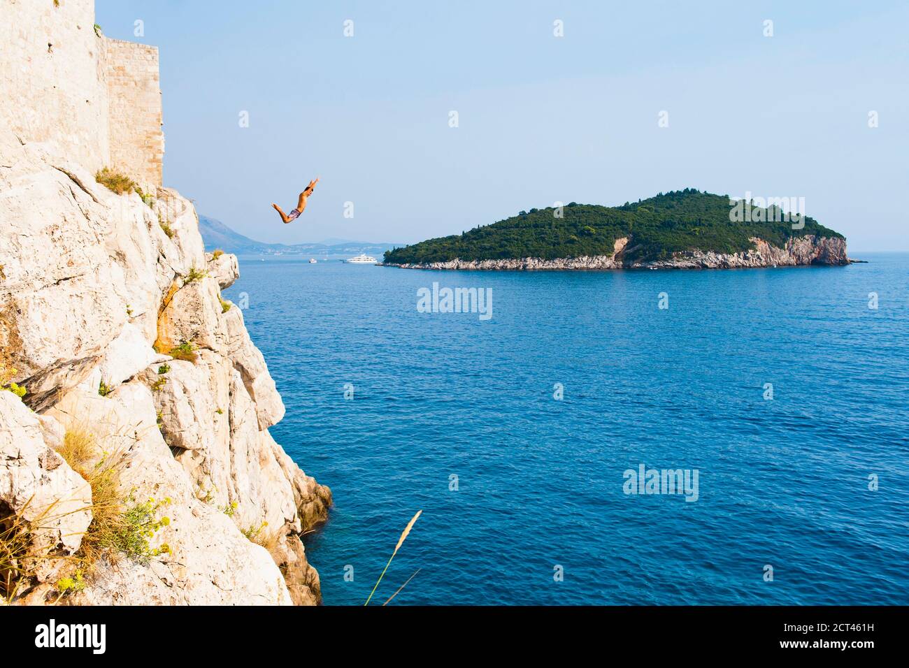 Cliff Jumping in Buza Bar, aka Cafe Buza, Dubrovnik, Kroatien Stockfoto