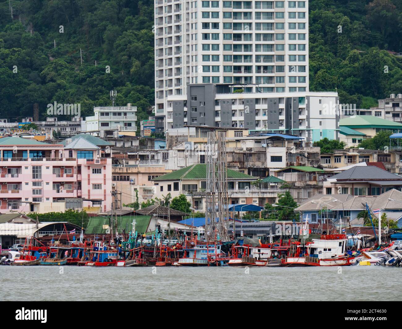 Fischerhafen und Wohngebiet am Wasser in der Stadt Siracha, Provinz Chonburi in Thailand. Stockfoto