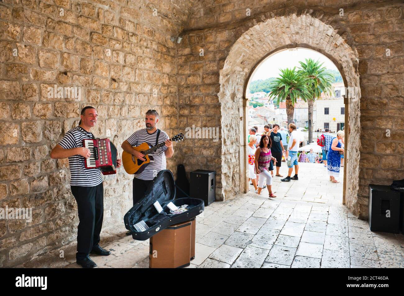 Valeki Revelin, Straßenmusiker am Eingang zur Stadt Korcula, Insel Korcula, Kroatien Stockfoto