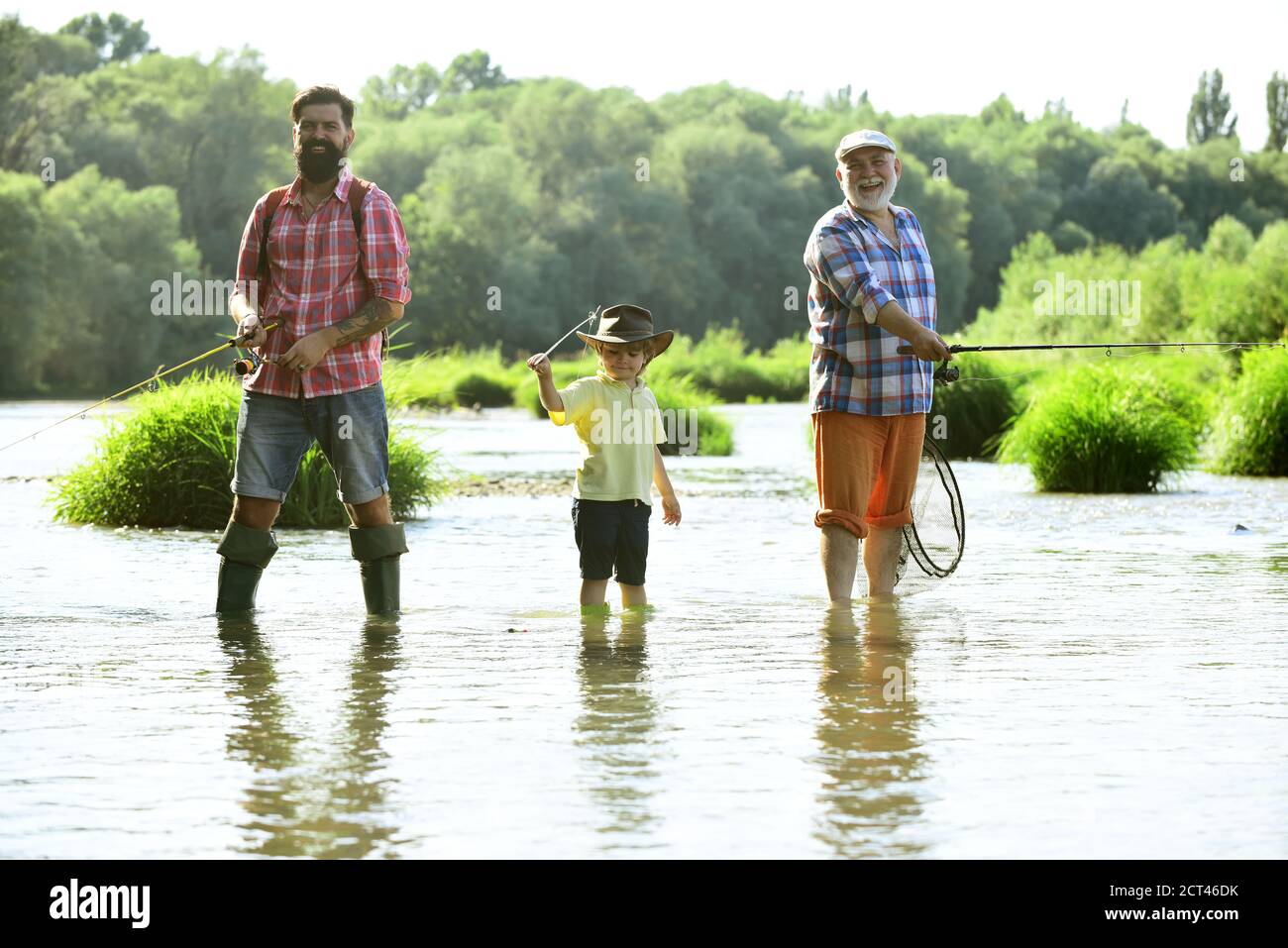 Großvater, Vater und Enkel fischen zusammen. Angeln. Glückliche Menschen Familie haben Angeln und Spaß zusammen. Fliegenfischen. Stockfoto