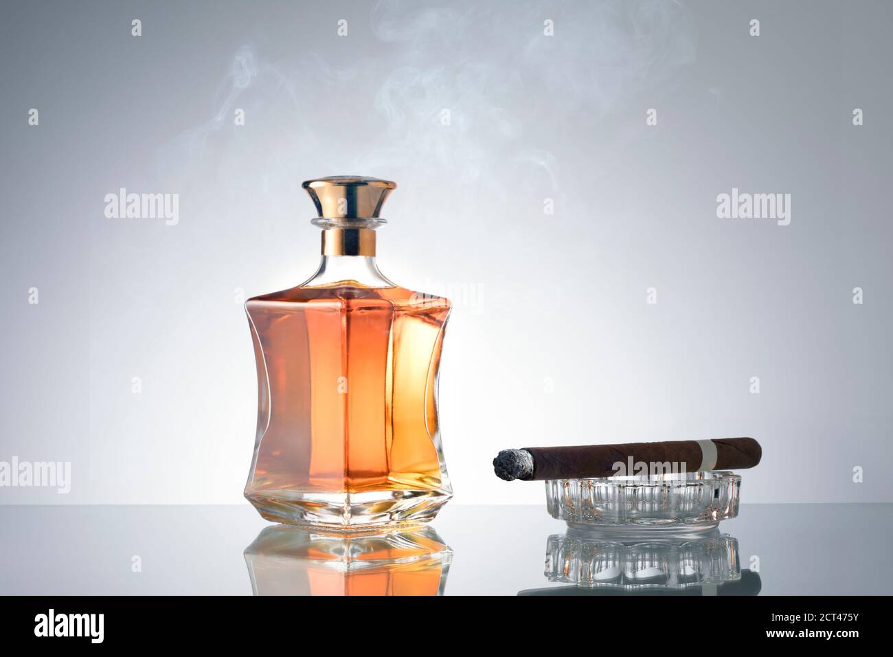 Zigarre und Flasche Stockfoto