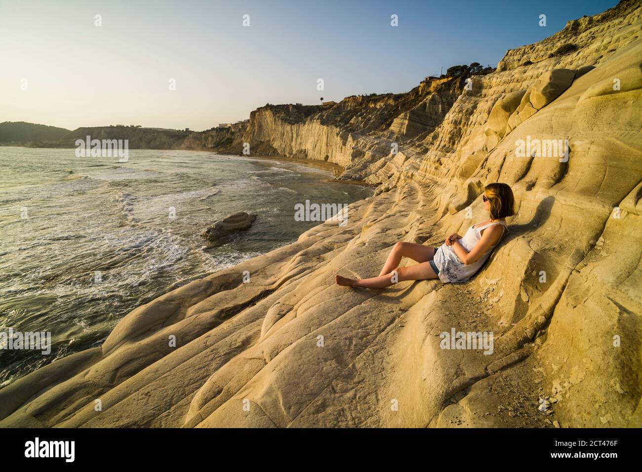 Scala dei Turchi bei Sonnenuntergang, ein Tourist beobachten den Sonnenuntergang, Realmonte, Agrigento, Sizilien, Italien, Europa Stockfoto