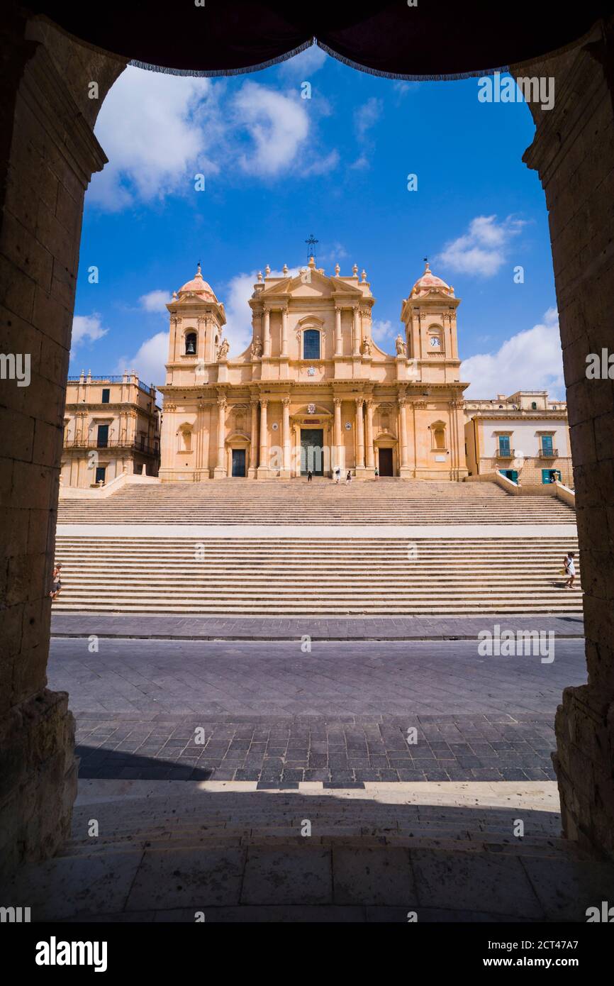 Noto, St. Nicholas Cathedral (Cattedrale di Noto, Duomo), ein barockes Gebäude auf der Piazza Municipio vom Rathaus von Noto aus gesehen, Sizilien, Italien, Europa Stockfoto