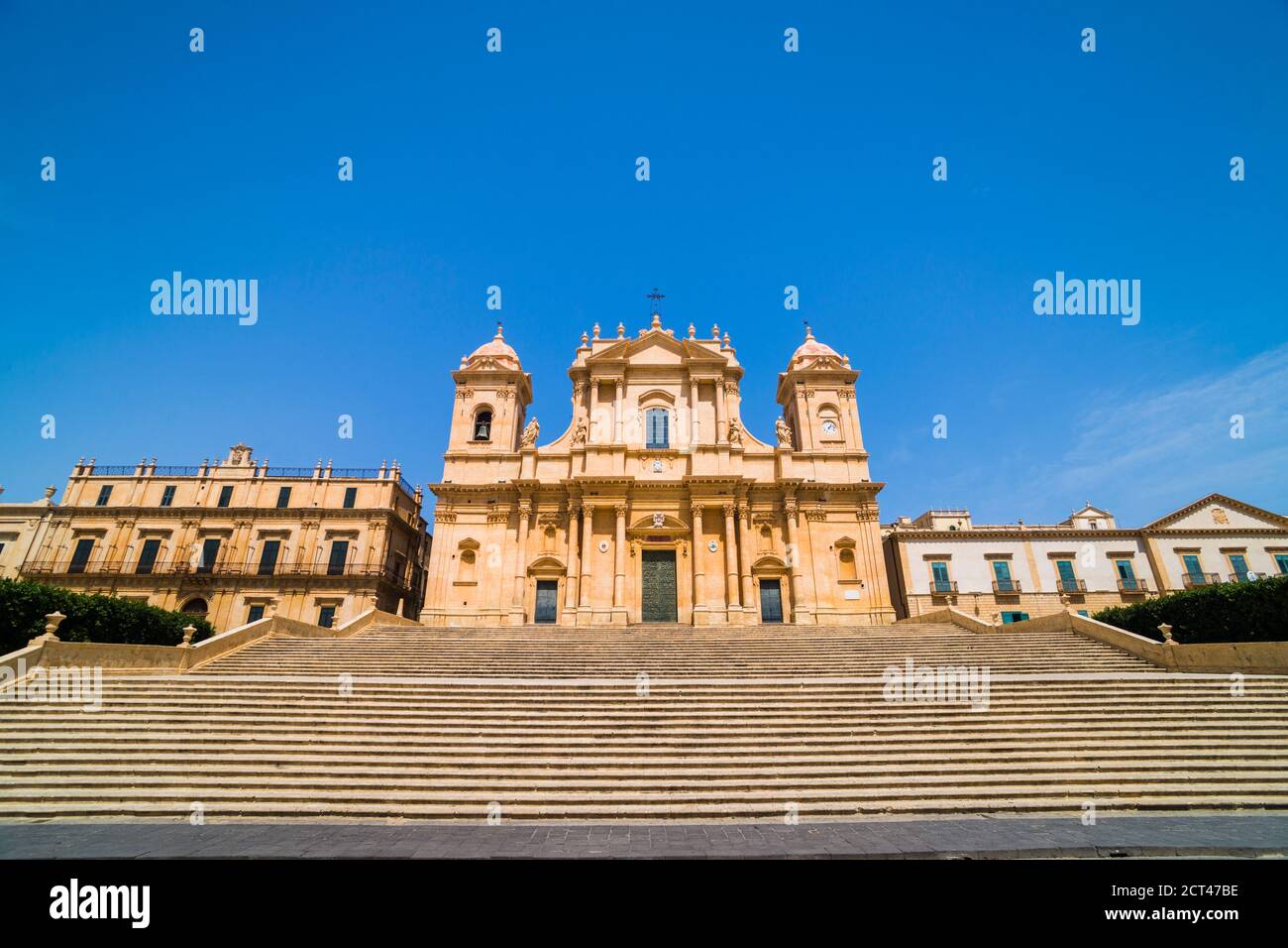 Noto, St. Nikolaus Kathedrale (Cattedrale di Noto, Duomo) an der Spitze auf einer riesigen Reihe von barocken Stufen, Piazza Municipio, Noto, Süd-Ost-Sizilien, Italien, Europa Stockfoto
