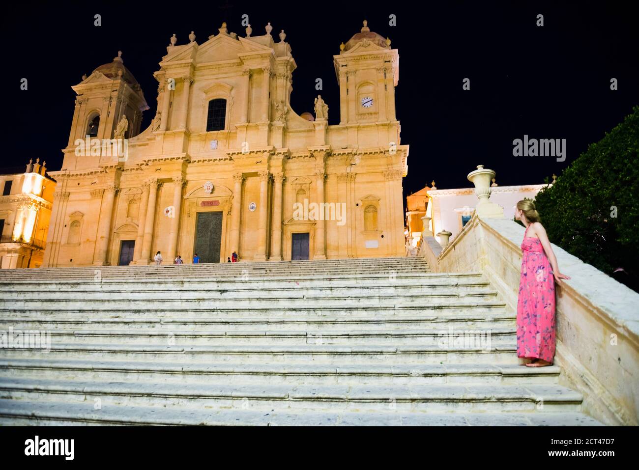 Noto bei Nacht, Frau in der Kathedrale von Noto (St. Nikolaus Kathedrale, Cattedrale di Noto), Sizilien, Italien, Europa Stockfoto