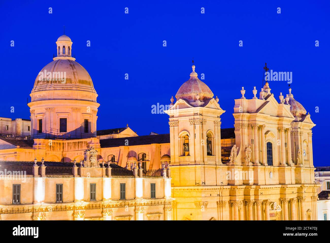 Dom von Noto Kathedrale bei Nacht, Noto, Val di Noto, UNESCO Weltkulturerbe, Sizilien, Italien, Europa Stockfoto