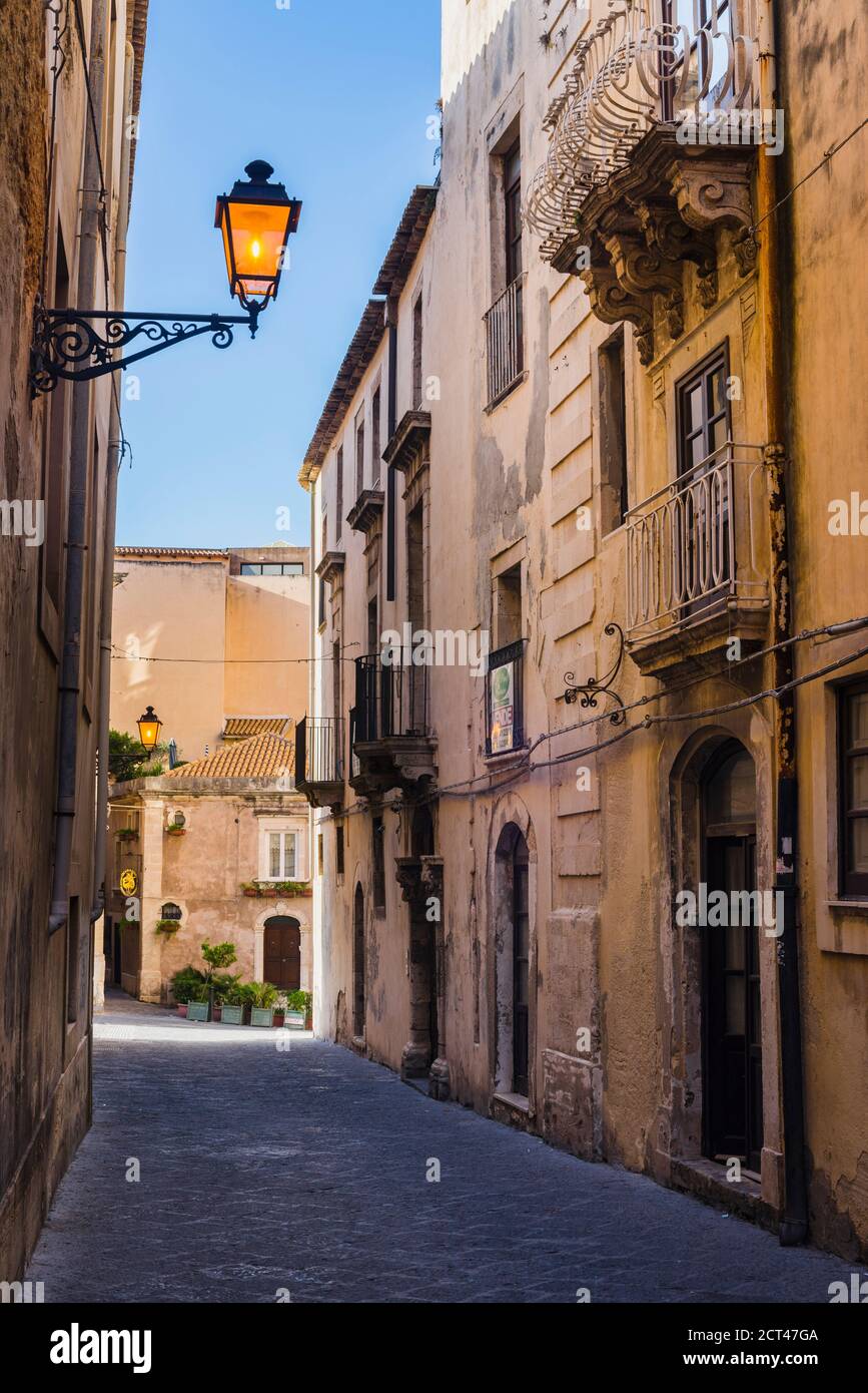 Typisch sizilianische und italienische schmale Straße in Ortigia, Syrakus (Siracusa), UNESCO-Weltkulturerbe, Sizilien, Italien, Europa Stockfoto