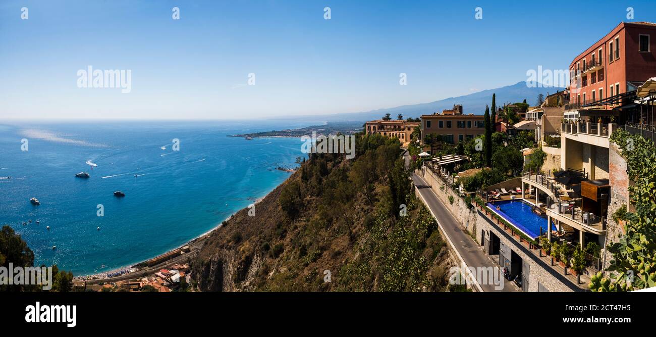 Taormina, Vulkan Ätna von der Piazza IX Aprile über dem Ionischen Meer, mit Hotel Metropole Taormina auf der rechten Seite, Sizilien, Italien, Europa Stockfoto