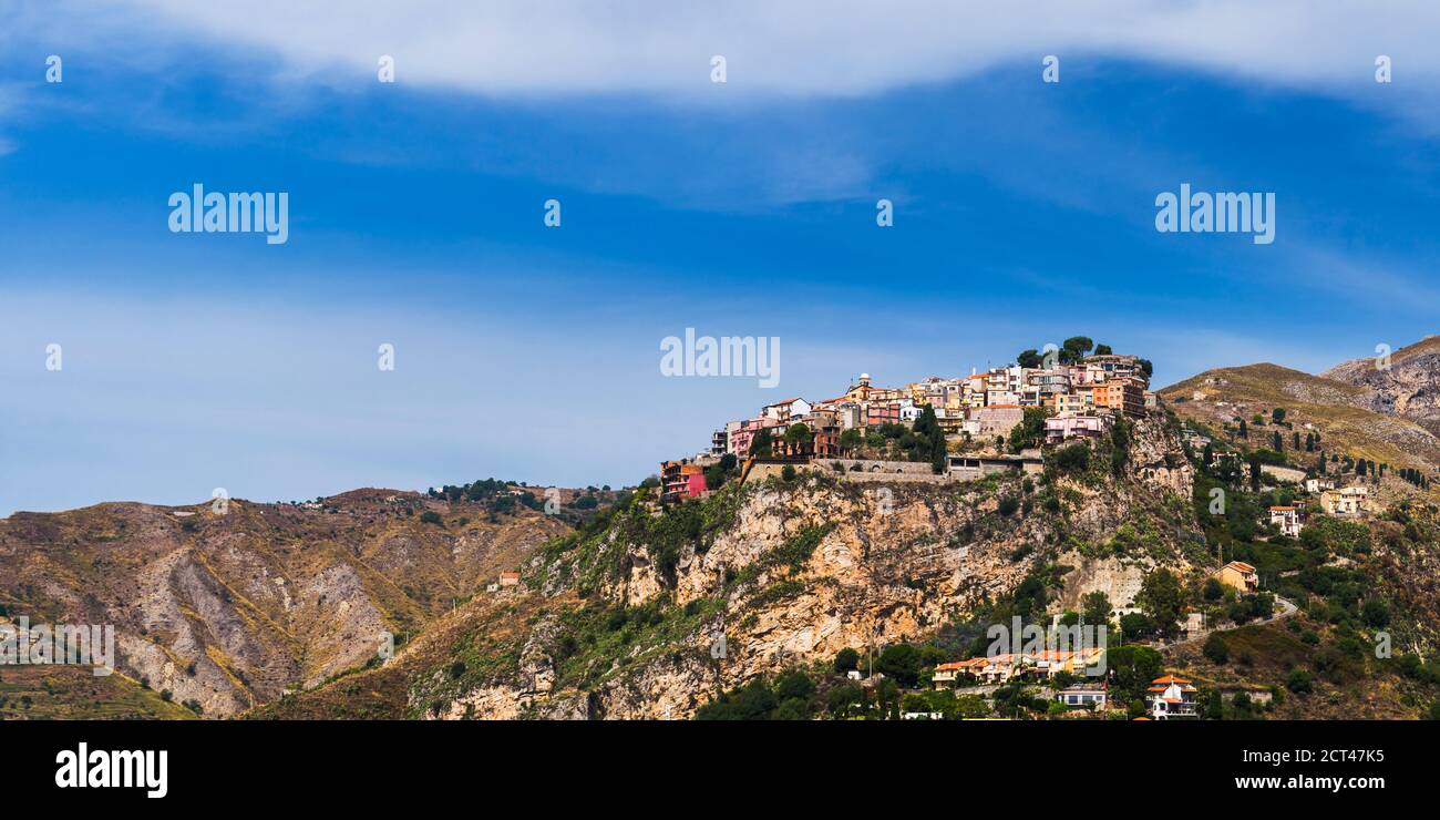 Castelmola, Panoramafoto des Hügeldorfes oberhalb von Taormina, Sizilien, Italien, Europa Stockfoto