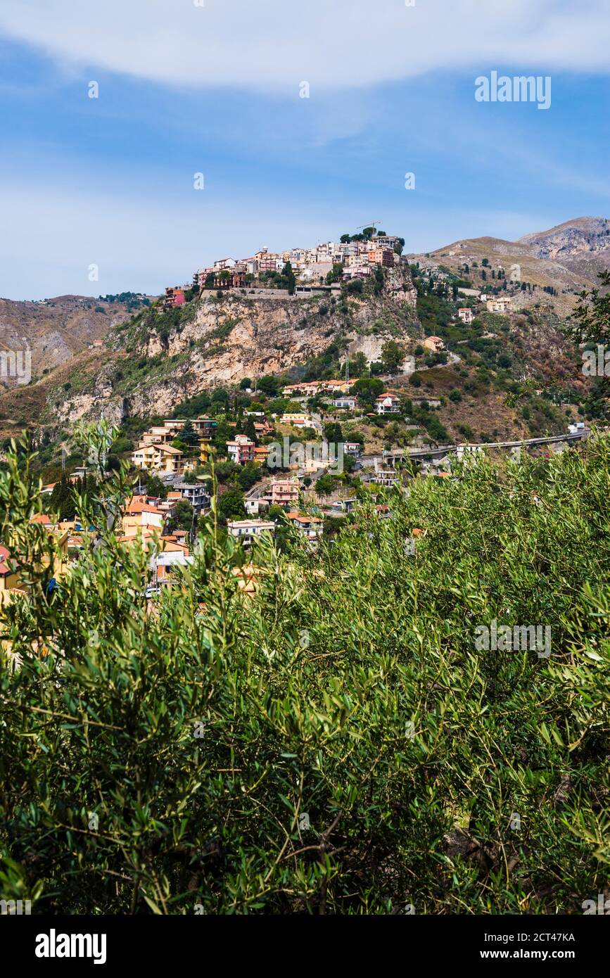 Castelmola, ein traditionelles sizilianisches Bergdorf oberhalb von Taormina, Sizilien, Italien, Europa Stockfoto