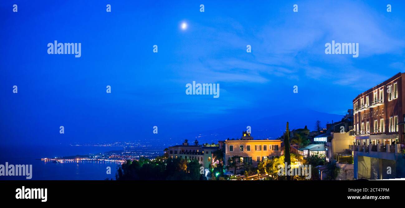Vulkan Ätna und der Mond bei Nacht, Panoramablick von der Piazza IX Aprile auf Corso Umberto, der Hauptstraße in Taormina, Sizilien, Italien, Europa Stockfoto