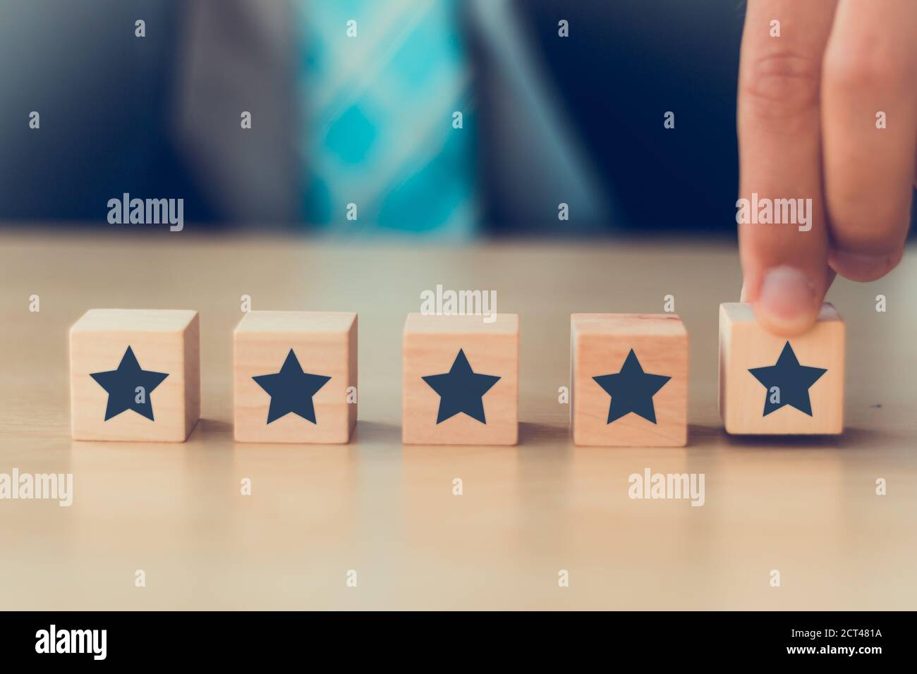 Ausgezeichnete Bewertung Abstimmung durch Kundenerfahrung mit Hand Putting höchste Rate fünf Sterne. Beste Dienstleistungen Konzept. Stockfoto