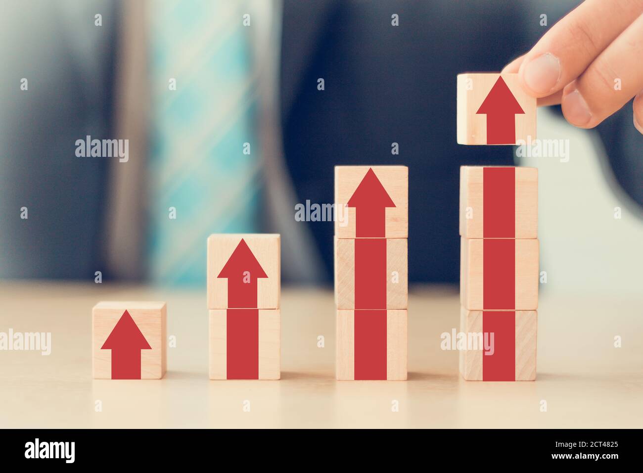 Business Wachstum gehen Erfolg Fortschritt Prozess Konzept. Business man Hand Arrangieren Holzwürfelblock mit wachsen auf Stockfoto
