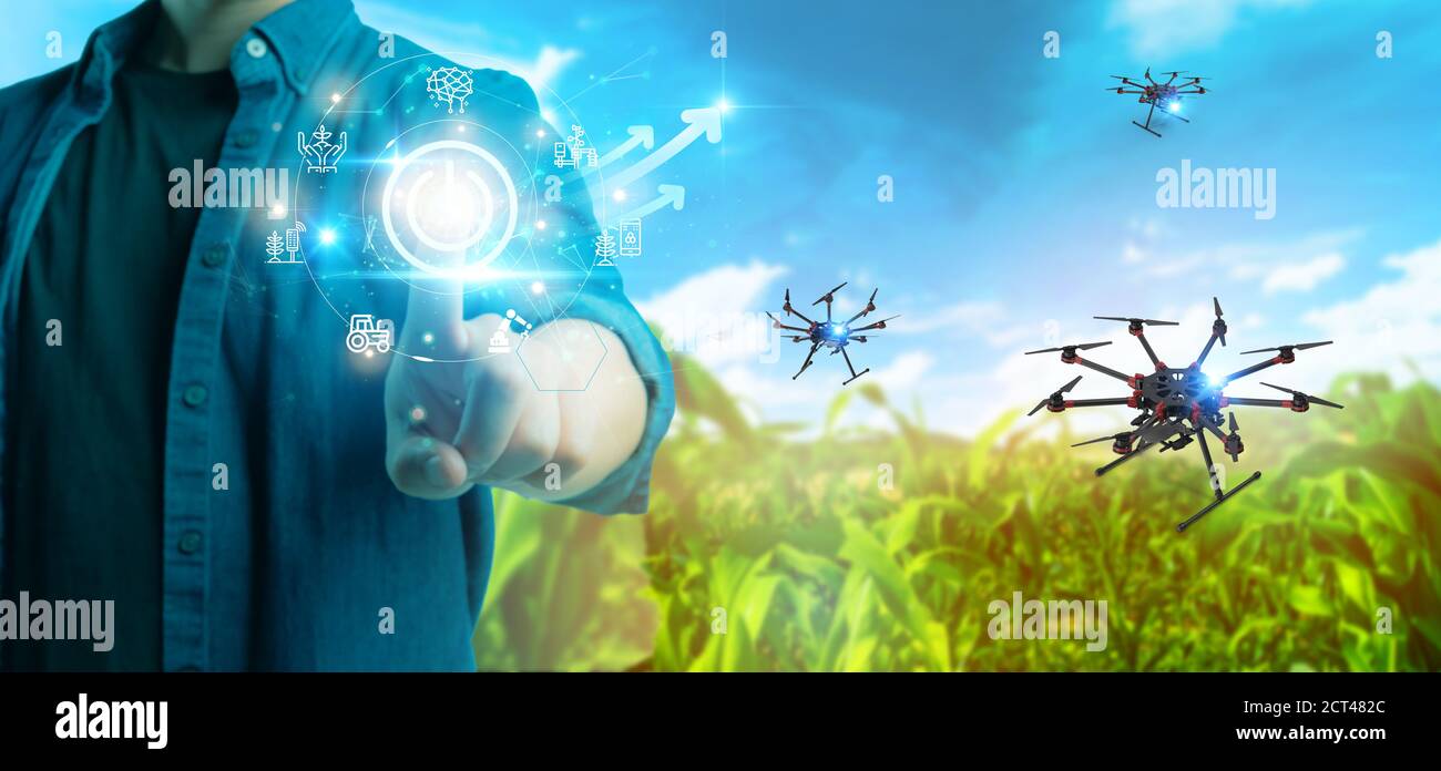 Futuristische Technologie in der intelligenten Landwirtschaft Landwirtschaft für Ertrag durch Einsatz von Drohne ai Künstliche Intelligenz, Machine Learning, Digital Twin, 5g, Big Data, Stockfoto