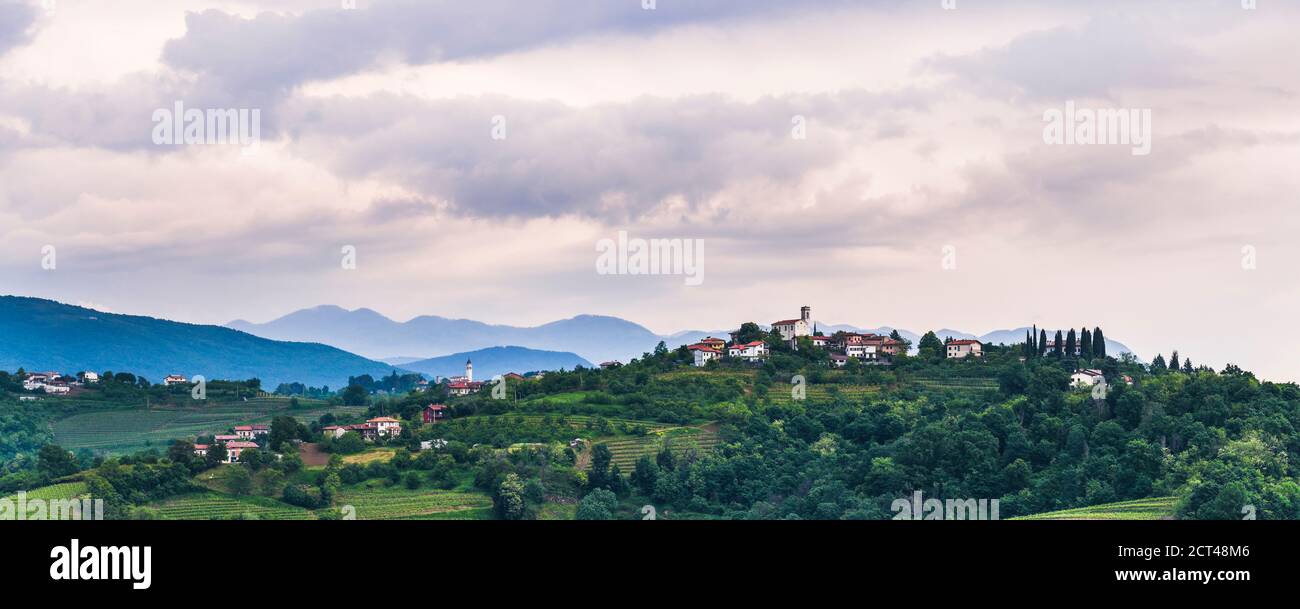 Weinberge in Goriska Brda, zeigt die Chiesa di San Floriano del Collio und die Hügelstadt Gornje Cerovo, Goriska Brda, Slowenien, Europa Stockfoto