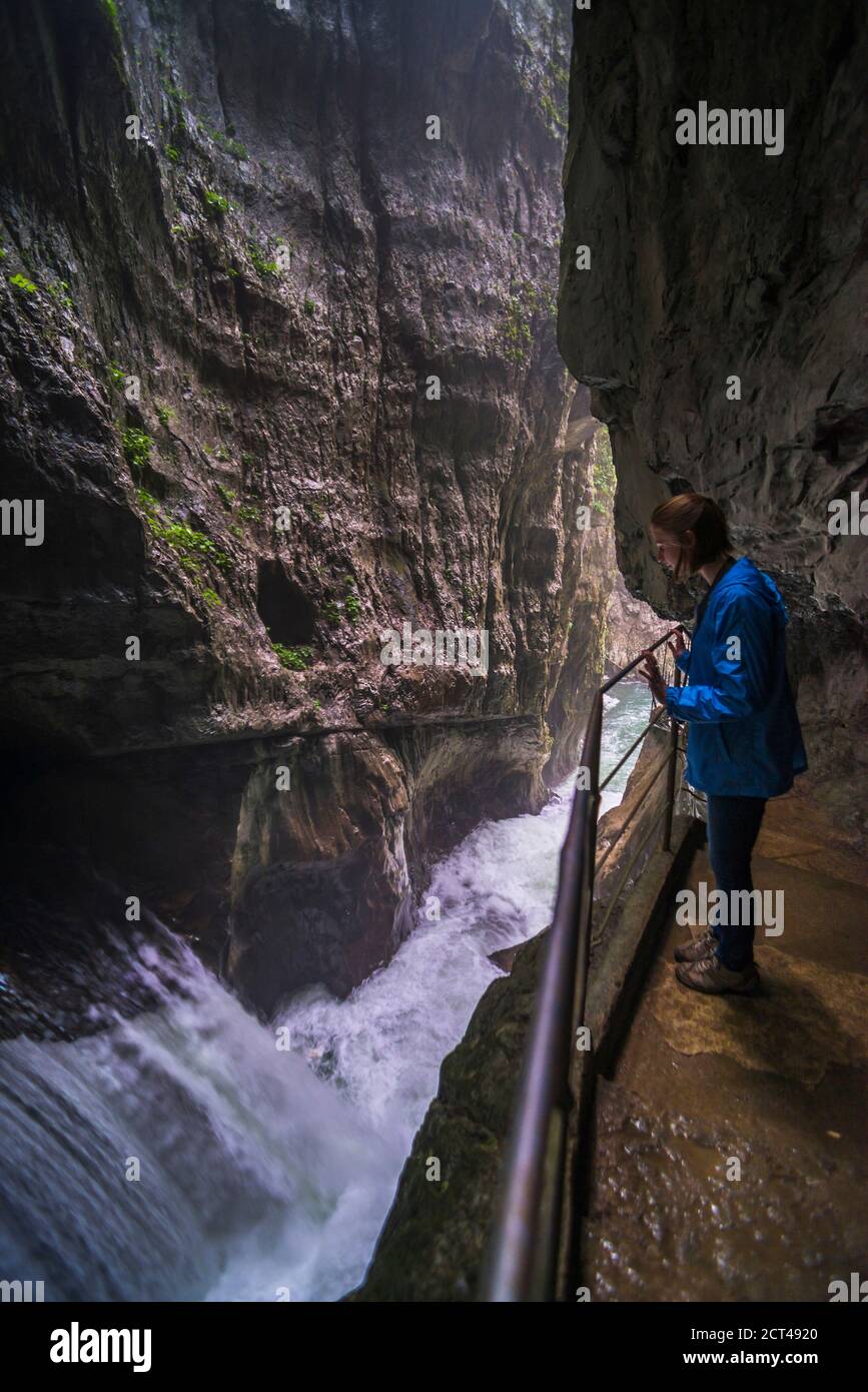 Tourist in den Höhlen von Skocjan, Slowenien, Blick auf den Wasserfall am Fuße des "Großen Tals" (Velika Dolina), Karstregion Sloweniens, Europa Stockfoto