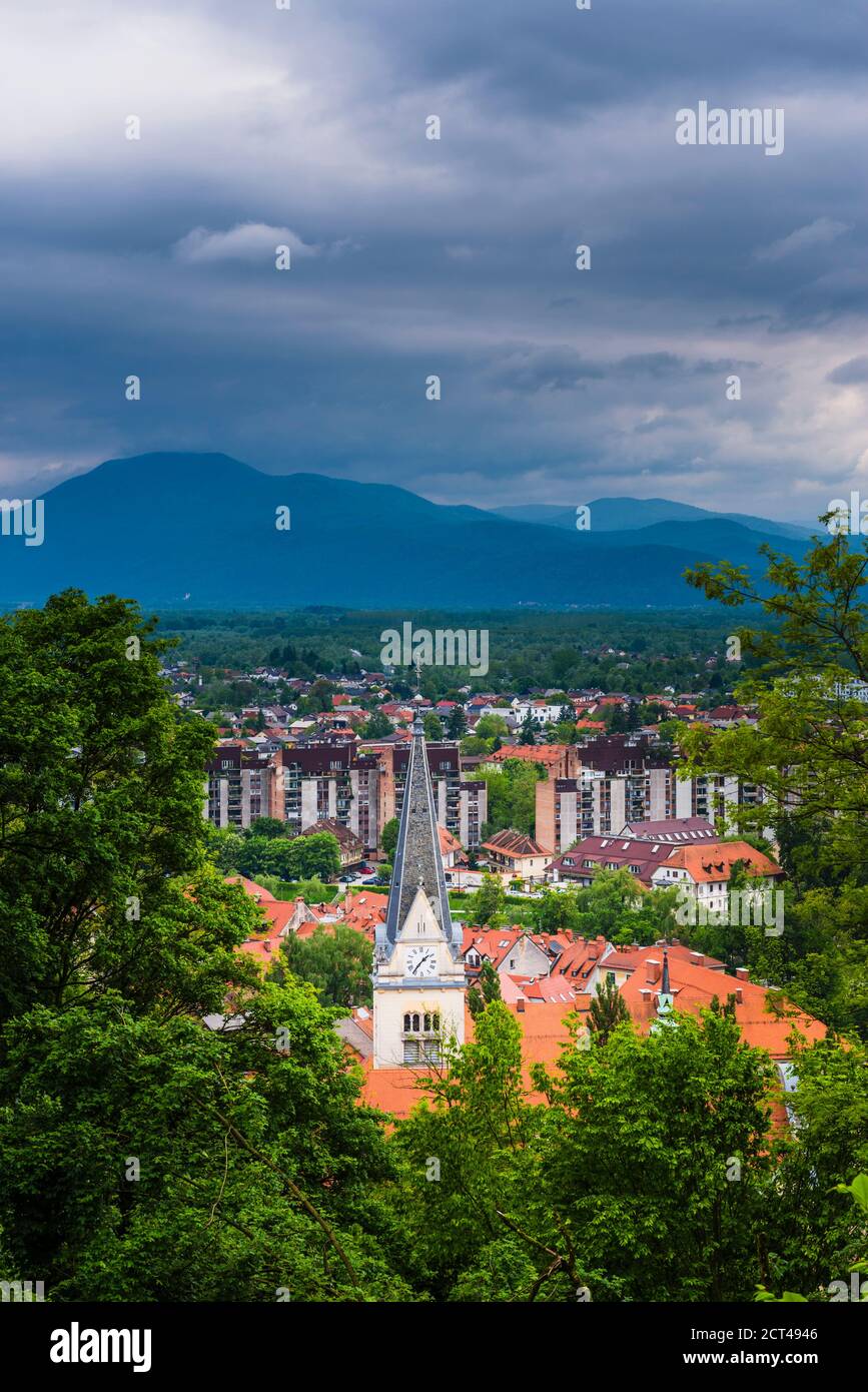 Blick von der Burg von Ljubljana auf die Altstadt von Ljubljana, Blick auf die Kirche St. Jakob, Ljubljana, Slowenien, Europa Stockfoto