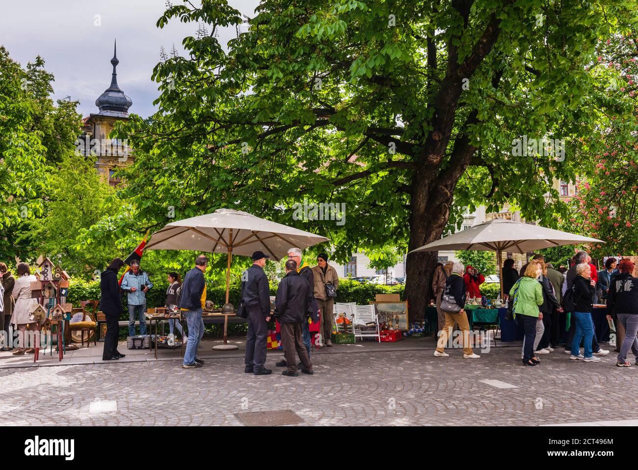 Ljubljana Sonntag Antiquitäten und Flohmarkt statt, auf dem Damm Breg im Zentrum von Ljubljana, Slowenien, Europa Stockfoto