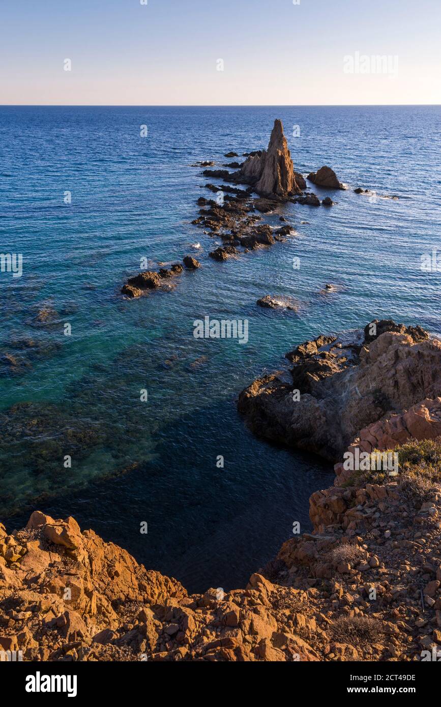 Arrecife de Las Sirenas Felsvorsprung bei Sonnenuntergang, Naturpark Cabo de Gata-Nijar, Andalusien, Almeria, Spanien, Europa Stockfoto