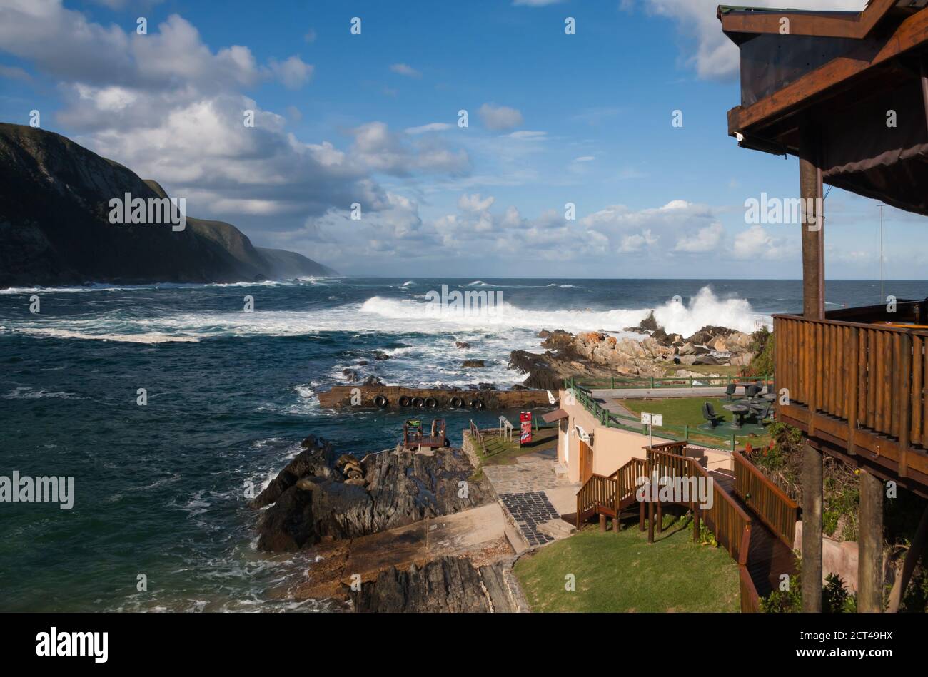 Storms River, Südafrika, 6. Juni 2012: Storms River Mouth Restcamp Blick auf den Indischen Ozean vom Restaurant im Garden Route National Park. Das ist es Stockfoto