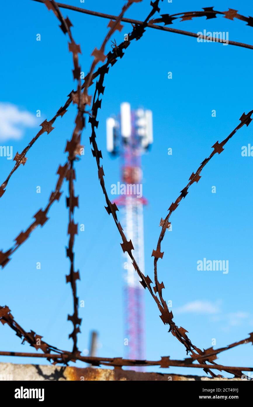 Internet verweigern. Konzept des Telekommunikationsverbots. Die Mobilfunkkommunikation ist mit Stacheldraht verwickelt Stockfoto