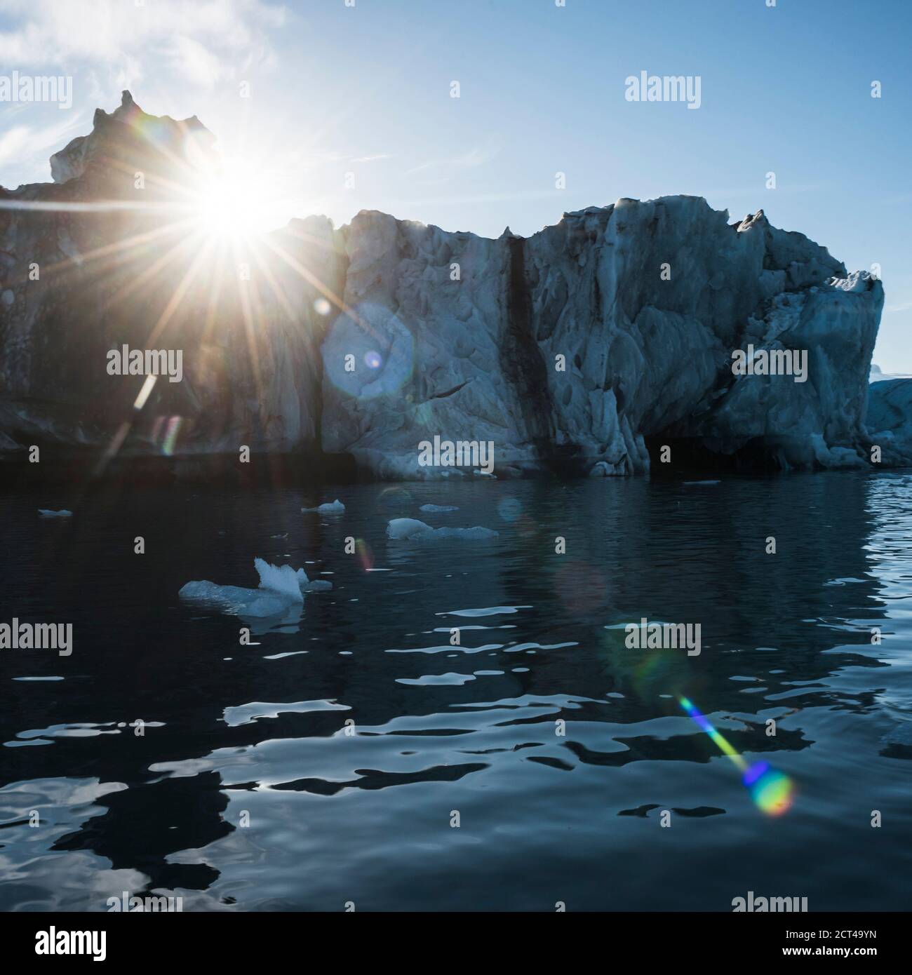 Eisberg in Jokulsarlon Glacier Lagoon, ein Gletschersee gefüllt mit Eisbergen in Südostisland, Europa Stockfoto