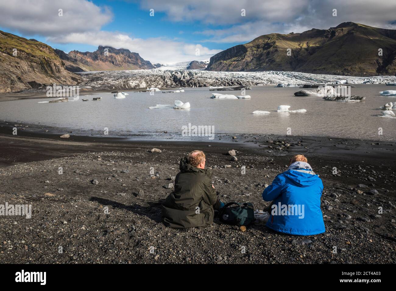 Vater und Sohn beim Mittagessen im Skaftafellsjokull Gletscher, Skaftafell Nationalpark, Südregion von Island (Sudurland), Europa Stockfoto