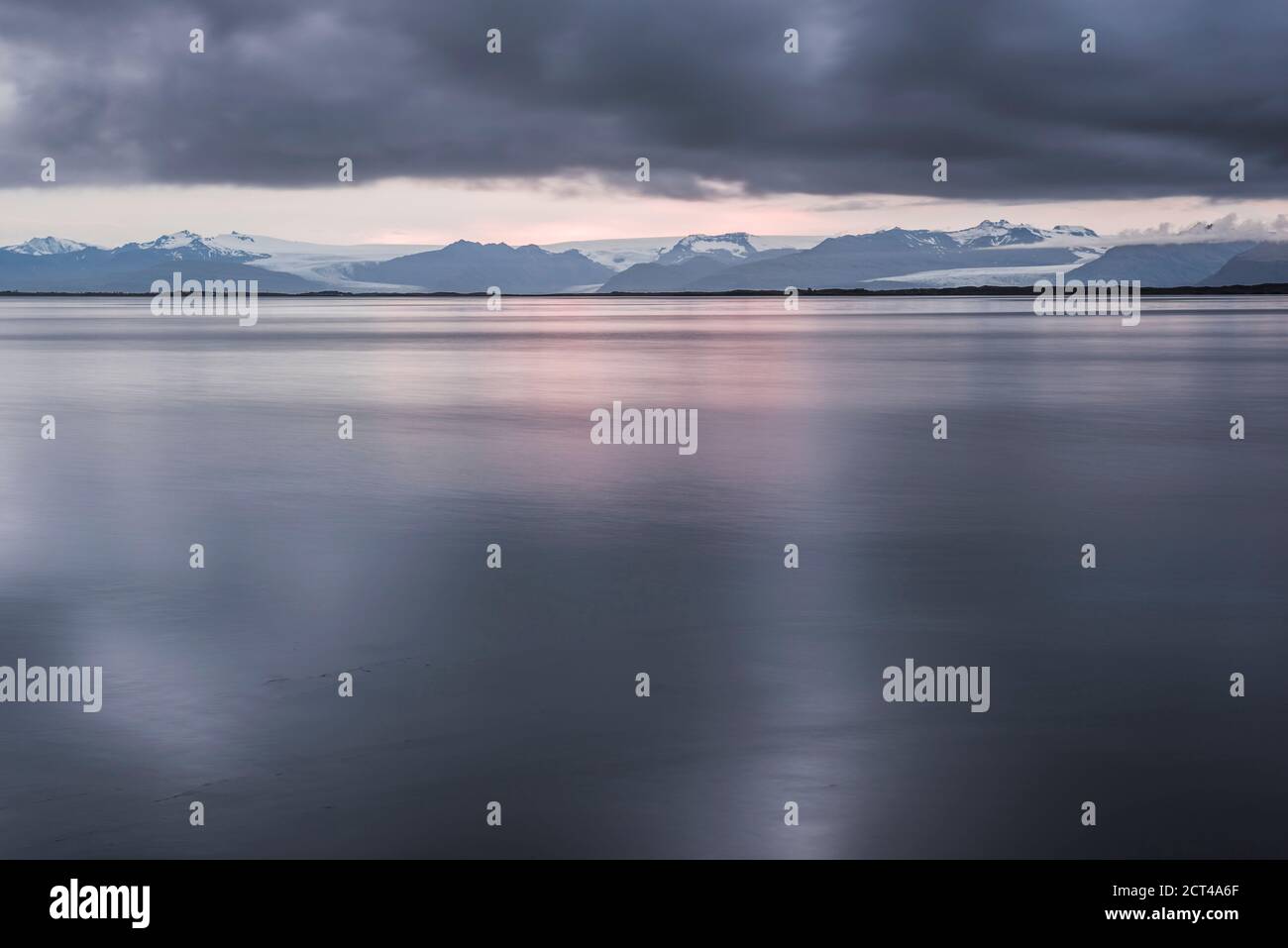 Vatnajokull Ice Cap von der Vetrahorn-Halbinsel aus gesehen, Ostfjordregion (Austurland), Island, Europa, Hintergrund mit Kopierraum Stockfoto