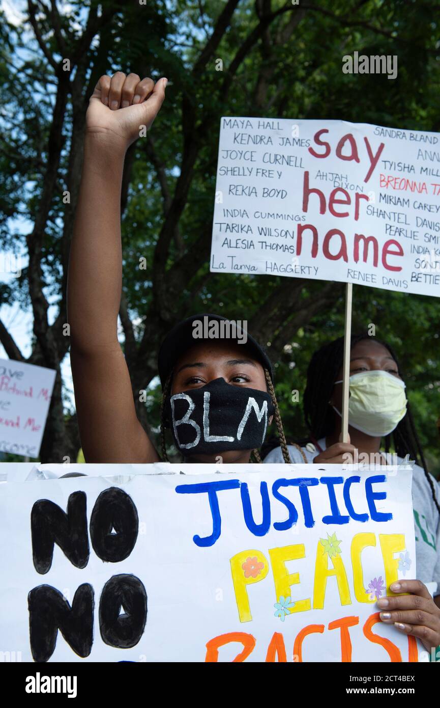 Kennesaw, Georgia, USA. Juni 2020. Mit Facemarks und Transparenten eine Gruppe von Black Lives Matter Demonstranten versammeln sich vor Wildmans Bürgerkrieg-Überschussladen in der Innenstadt von Kennesaw. Quelle: Robin Rayne/ZUMA Wire/Alamy Live News Stockfoto