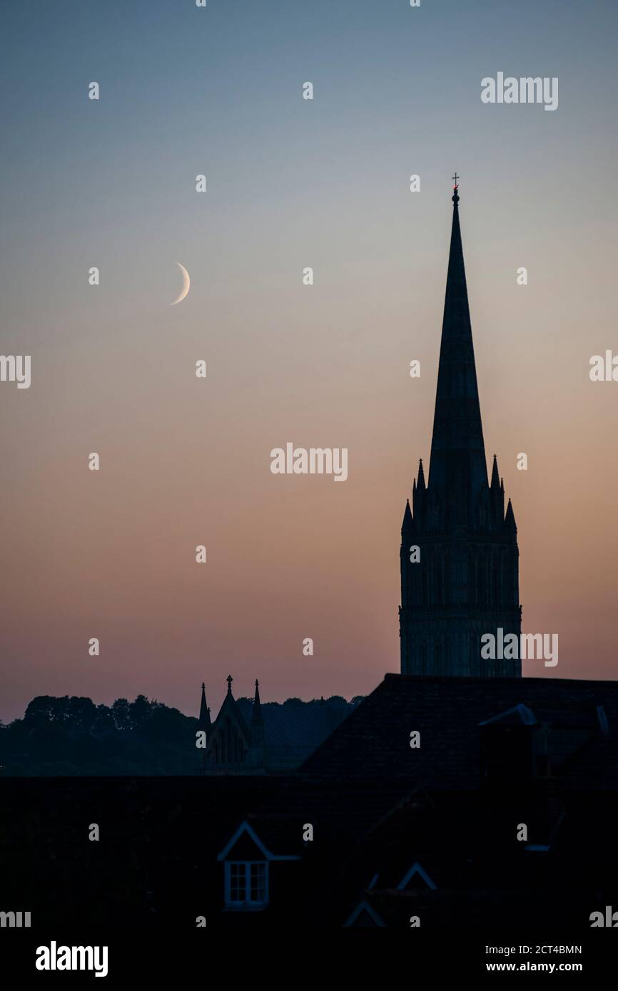 Salisbury Cathedral mit dem Mond bei Nacht, Wiltshire, England, Großbritannien, Europa Stockfoto