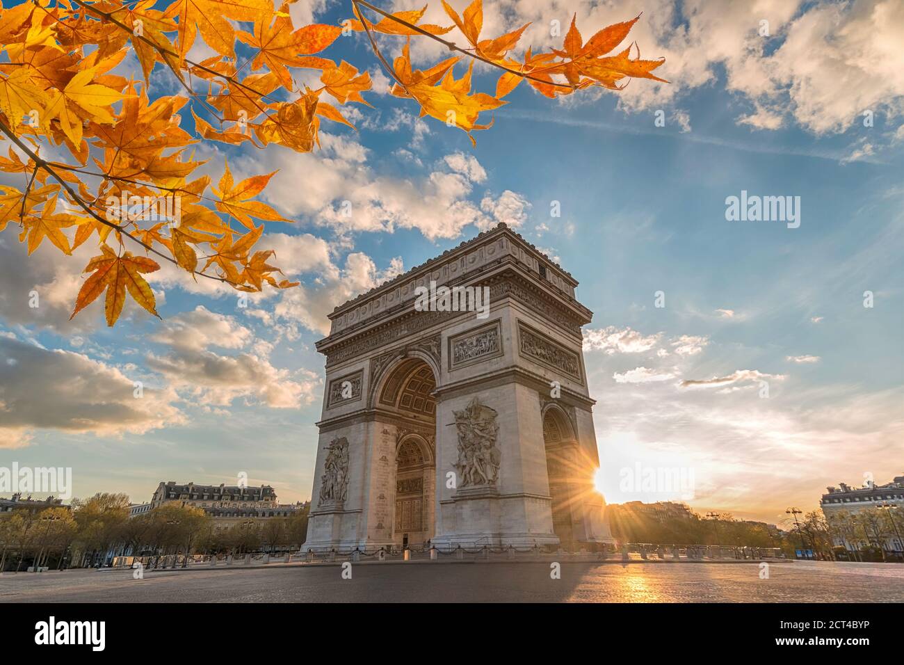 Paris Frankreich Sonnenuntergang City Skyline am Arc de Triomphe und Champs Elysees mit Herbstlaub Stockfoto