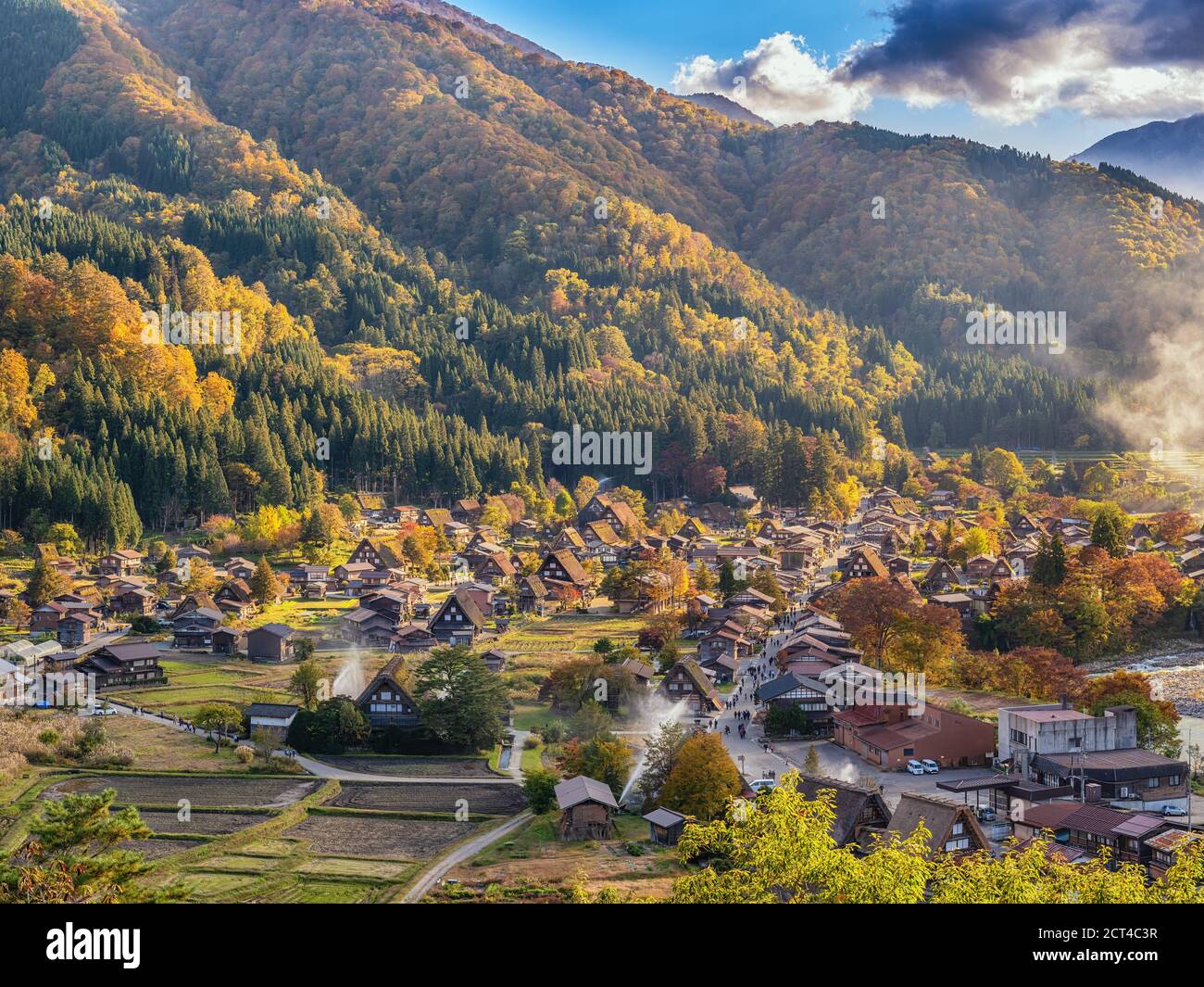 Shirakawago Dorf Gifu Japan, Shirakawa Dorf in der Herbstsaison mit Feuerlöschausbildung Stockfoto