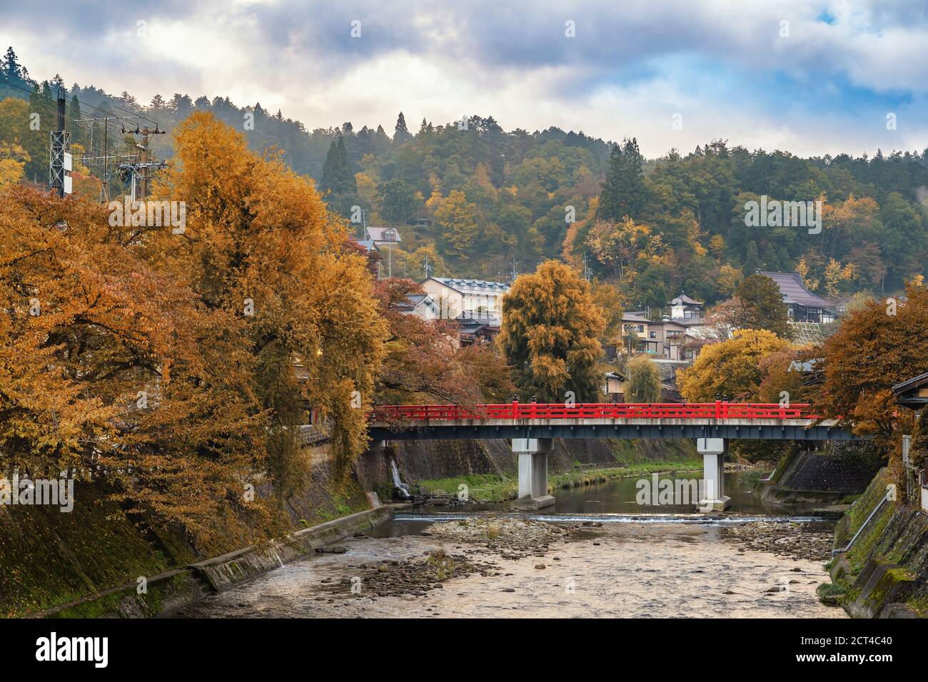 Takayama Japan, Herbstlandschaft Laub an roten Nakabashi Brücke und Miyakawa Fluss Stockfoto