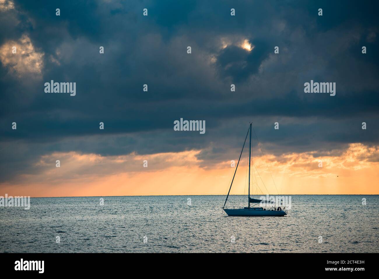Segelboot bei Sonnenaufgang, Antibes, Provence-Alpes-Côte d'Azur, Südfrankreich, Europa Stockfoto