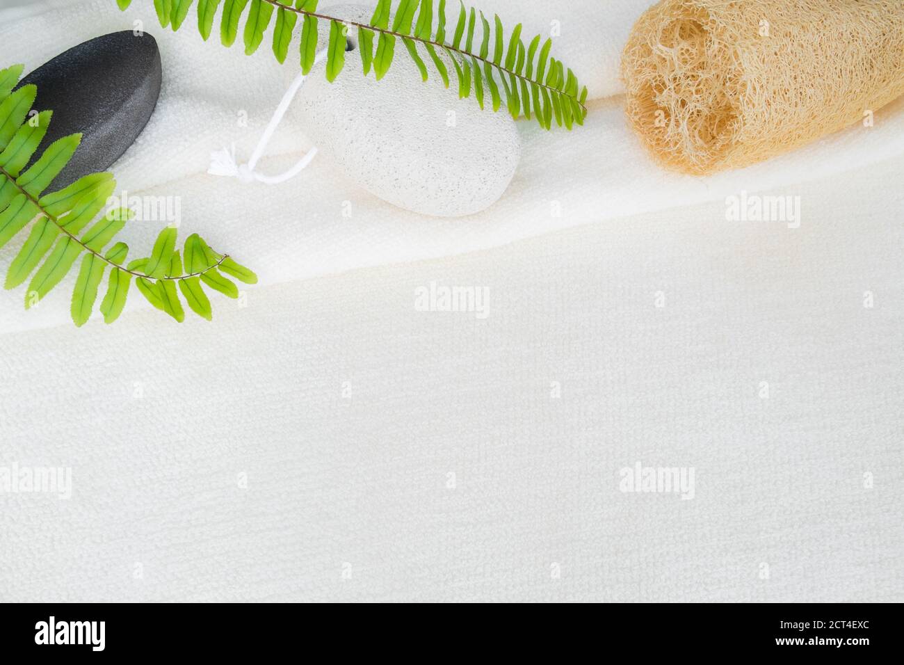 Draufsicht Flatlay weichen weißen Handtuch Hintergrund für Bio natürlich Körper und Fuß Peeling Peeling Reinigungsprodukt Display mockup in Bad oder Spa Stockfoto