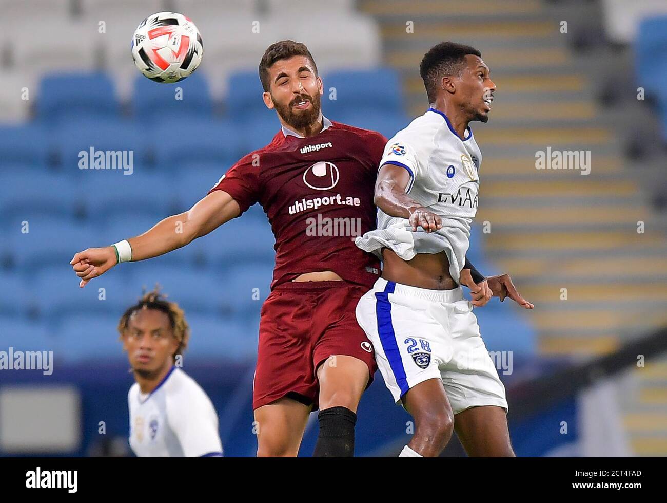 Doha, Katar. September 2020. Mohamed Kanno (R) von AL Hilal wetteiferte um den Ball mit Farshad Faraji vom Shahr Khodro FC während des AFC Asian Champions League Fußballspiels der Gruppe B zwischen Al Hilal SFC von Saudi Arabien und Shahr Khodro FC von Iran im Al-Janoub Stadion in Doha, Hauptstadt von Katar, Sept. 20, 2020. Quelle: Nikku/Xinhua/Alamy Live News Stockfoto