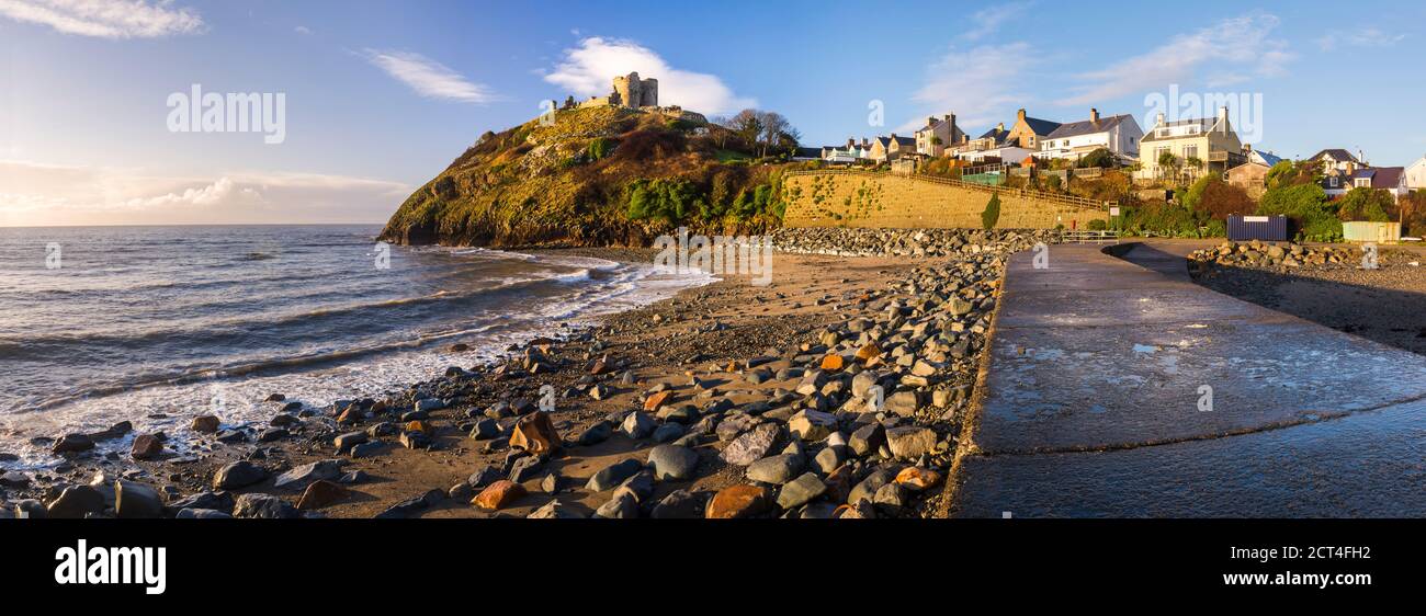 Criccieth Castle, oberhalb von Criccieth Beach bei Sonnenaufgang, North Wales Stockfoto