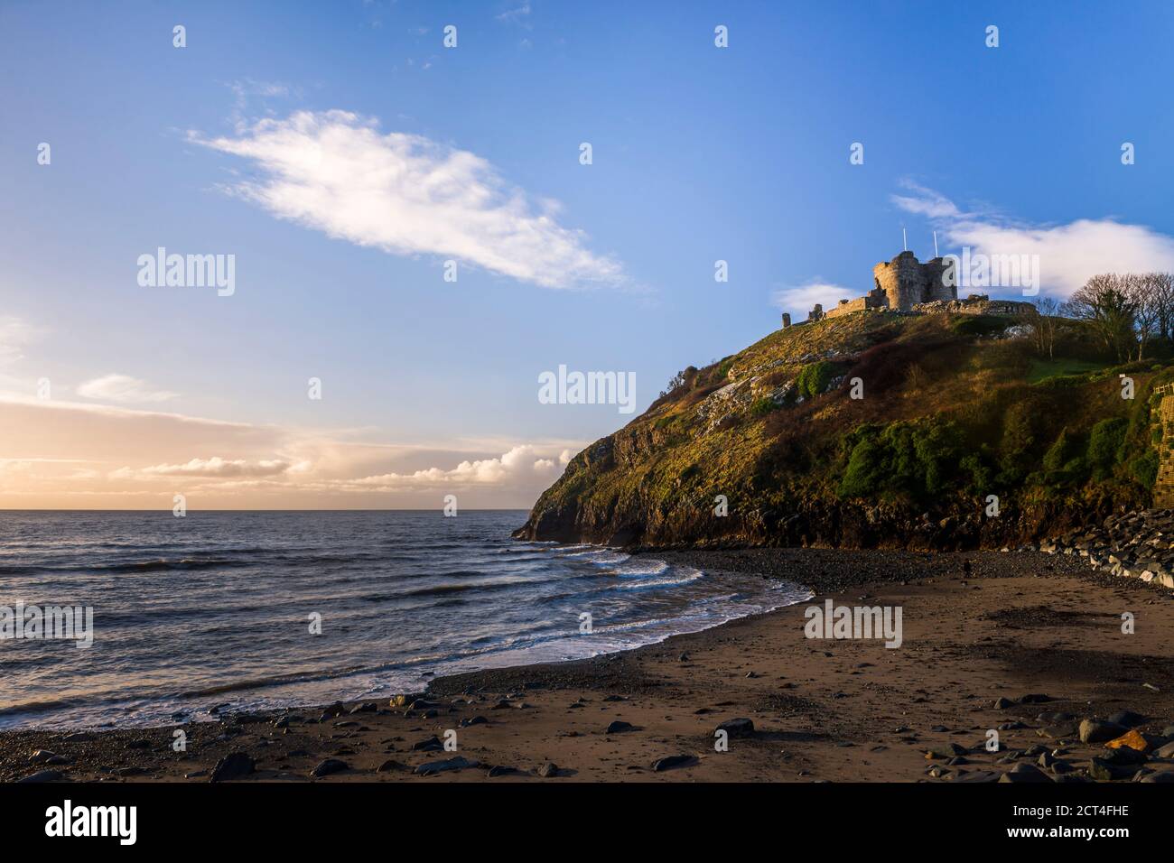 Criccieth Castle, oberhalb von Criccieth Beach bei Sonnenaufgang, North Wales Stockfoto