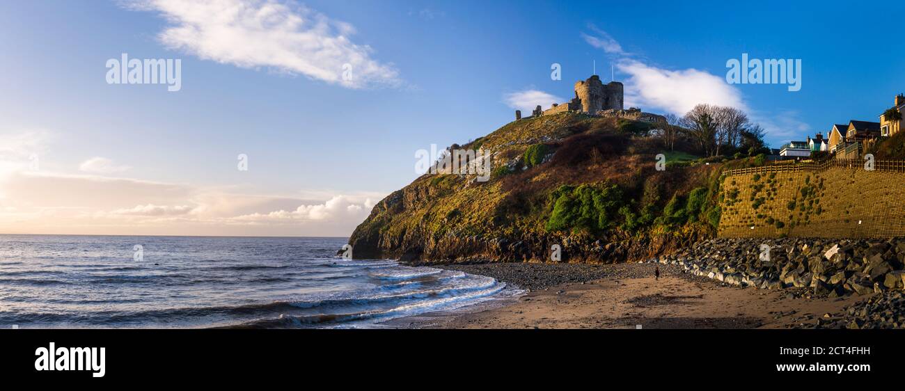 Criccieth Castle, oberhalb von Criccieth Beach bei Sonnenaufgang, North Wales Stockfoto