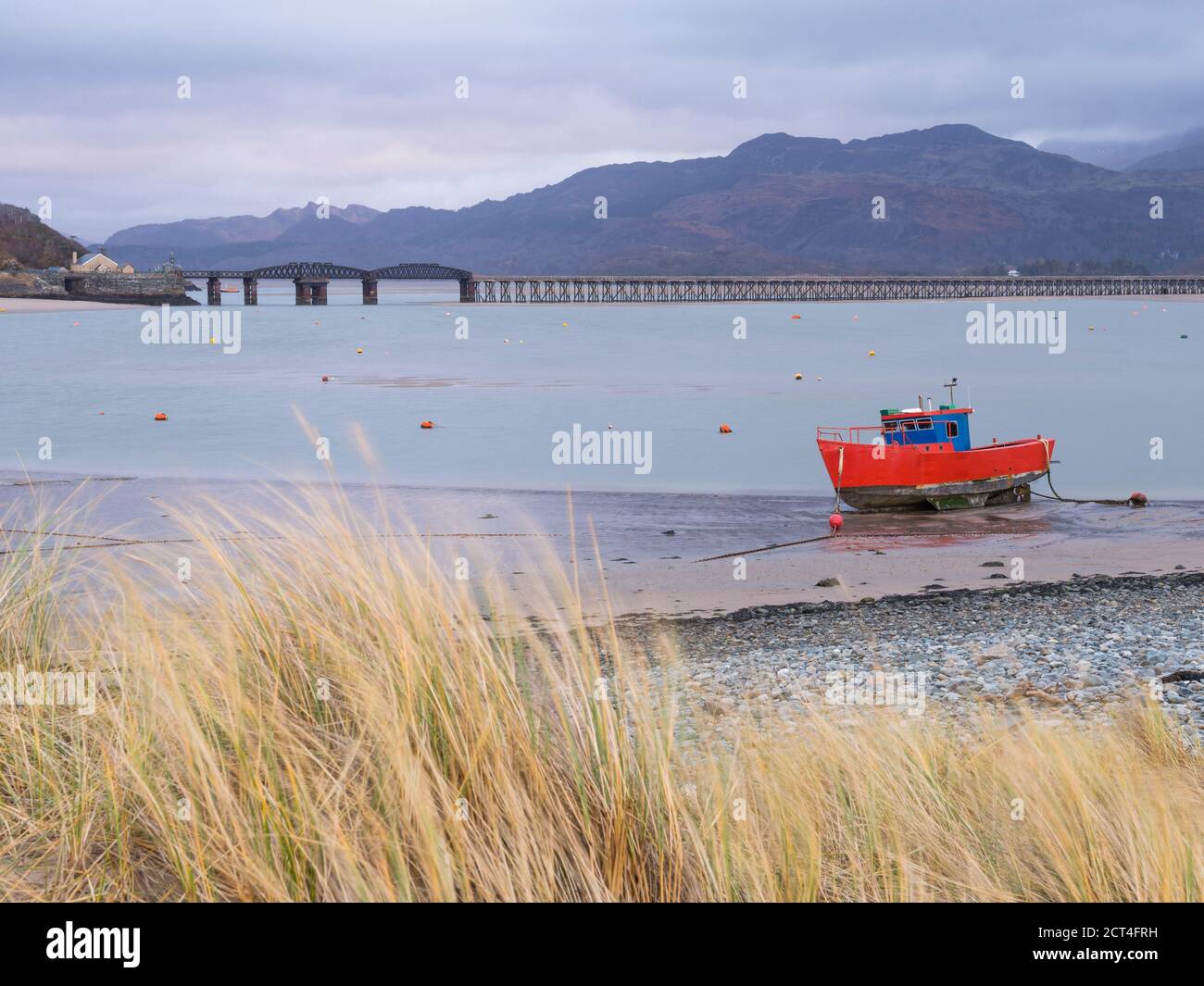 Altes Fischerboot und Barmouth Bridge in Barmouth Harbour mit Cader (Cadair) Bergen hinter (Teil des Snowdonia National Park), Gwynedd, Nordwales, Wales, Vereinigtes Königreich, Europa Stockfoto