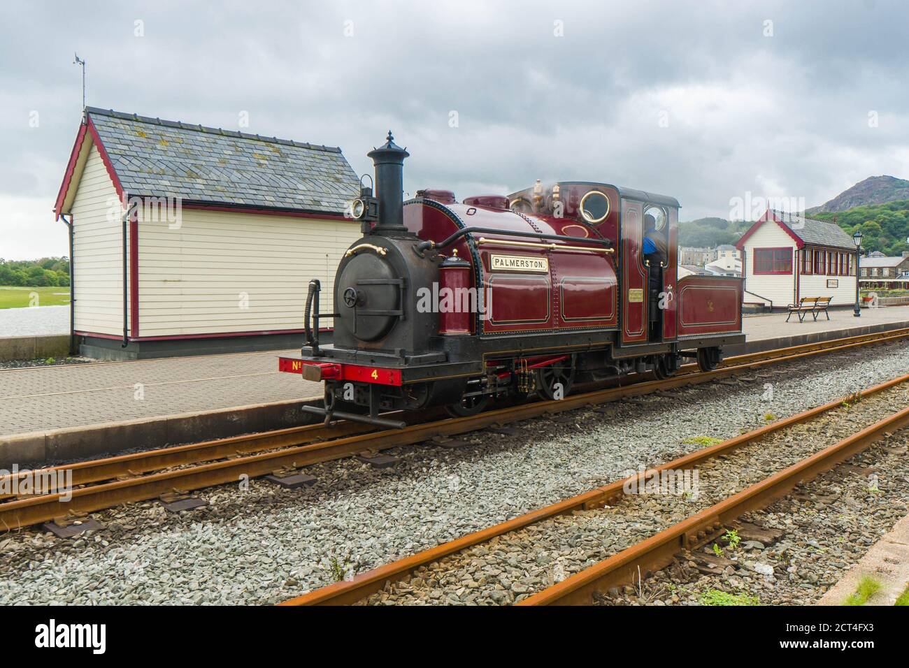 Palmerston Dampflokomotive, die den Bahnhof Ffestiniog und Welsh Highland in Porthmadog North Wales UK verlässt. August 2020. Stockfoto