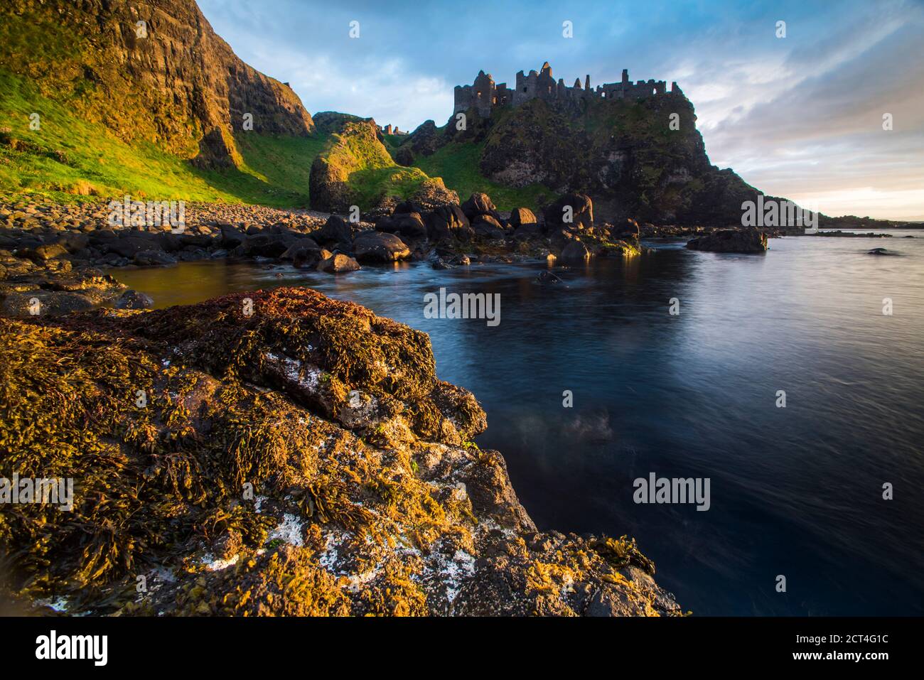 Dramatische Küste und Dunluce Castle antike Ruinen Landschaft, Grafschaft Antrim, Nordirland Stockfoto