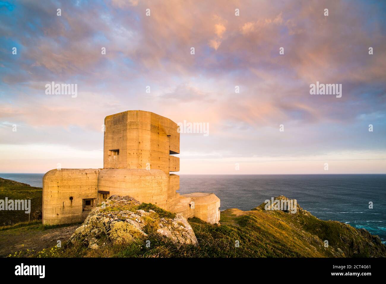 Deutscher Aussichtsturm aus dem Zweiten Weltkrieg bei Sonnenuntergang, Guernsey, Kanalinseln, Großbritannien Stockfoto