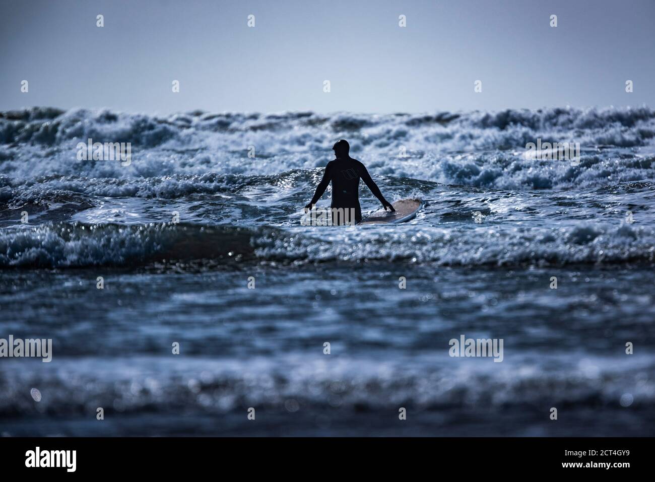 Surfer on Broadhaven Beach, Pembrokeshire Coast National Park, Wales, Vereinigtes Königreich Stockfoto