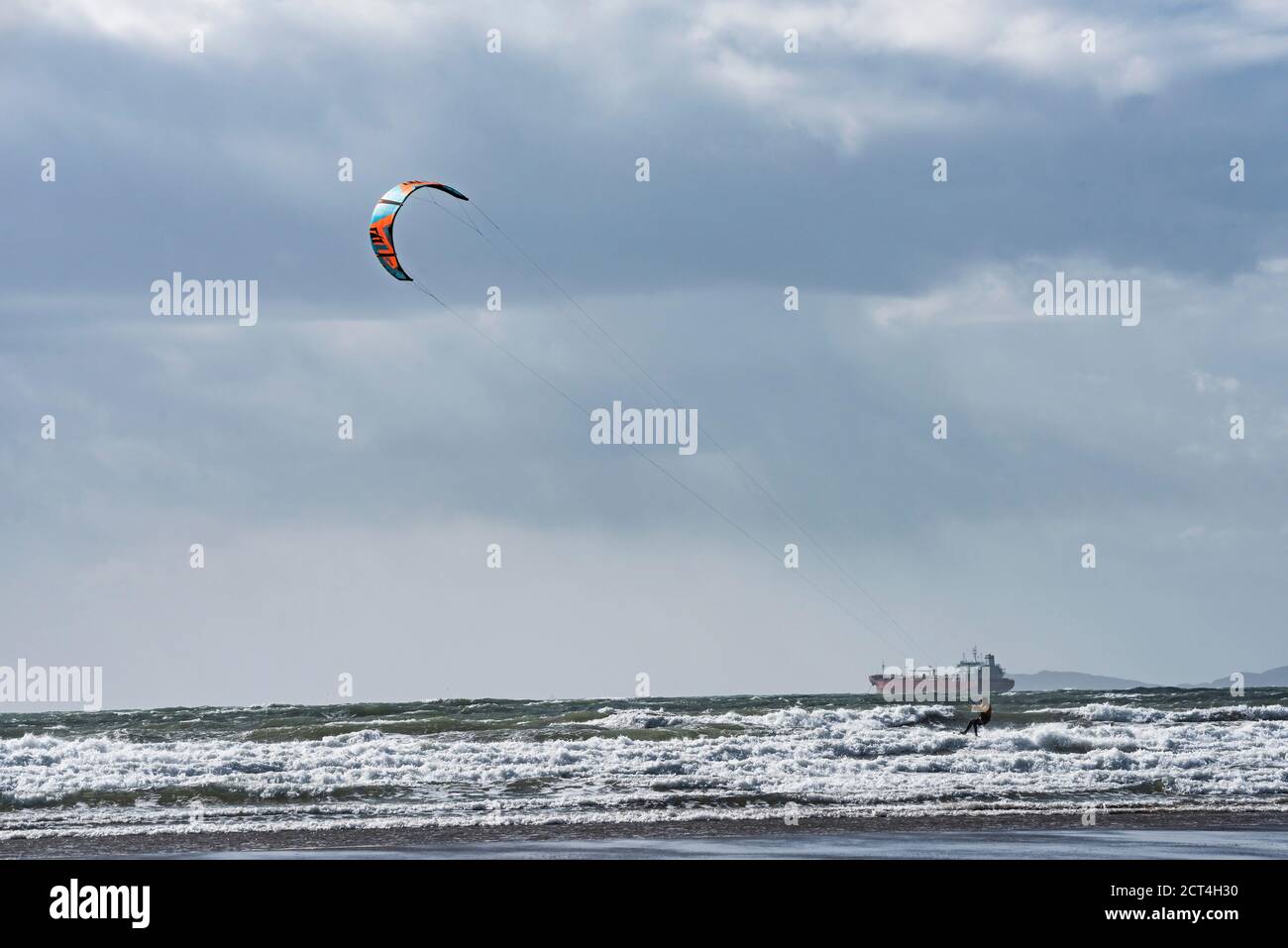 Kitesurfer am Broadhaven Beach, Pembrokeshire Coast National Park, Wales, Vereinigtes Königreich Stockfoto