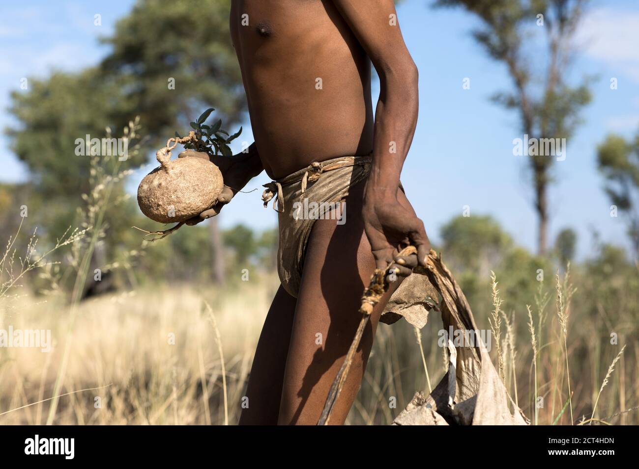 Eine San Person während einer traditionellen Jagd- und Sammelmission. Stockfoto