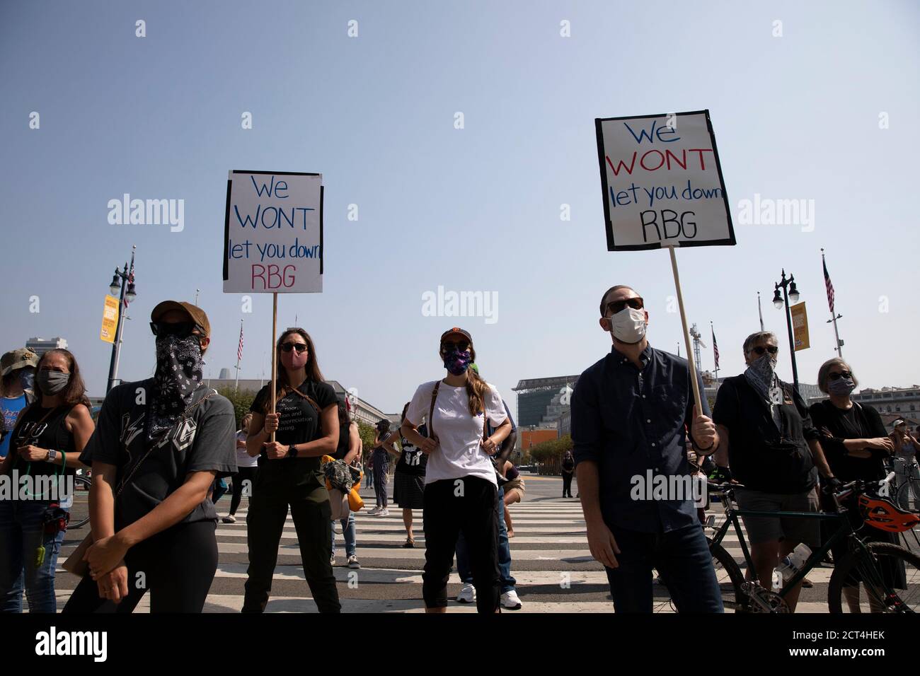 San Francisco, USA. September 2020. Die Menschen trauern um die Verabschiedung der US-Oberste Gerichtshof Richter Ruth Bader Ginsburg vor San Francisco City Hall, die Vereinigten Staaten, September 20, 2020. Ruth Bader Ginsburg, Richter am Obersten Gerichtshof der Vereinigten Staaten, verstarb am 18. September. Quelle: Li Jianguo/Xinhua/Alamy Live News Stockfoto